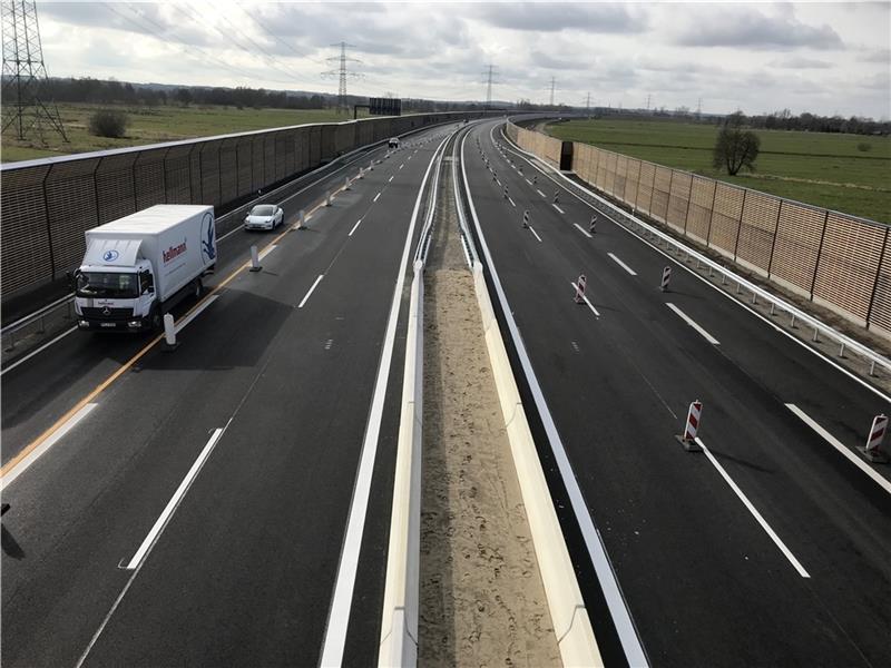 Der 8,4 Kilometer lange Autobahn-Abschnitt zwischen Jork und Neu Wulmstorf wurde am 3. Februar eröffnet. In den vergangenen fünf Wochen haben sich die Verkehrsströme bereits verändert. Foto: Wisser