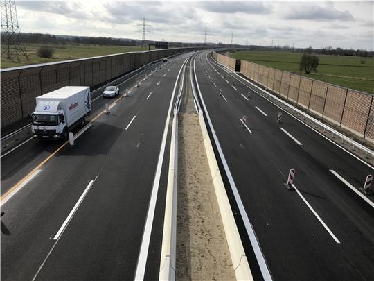 Der 8,4 Kilometer lange Autobahn-Abschnitt zwischen Jork und Neu Wulmstorf wurde am 3. Februar eröffnet. In den vergangenen fünf Wochen haben sich die Verkehrsströme bereits verändert. Foto: Wisser