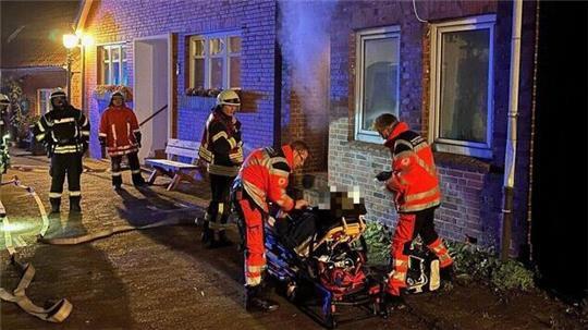Der 85 Jahre alte Bewohner des Hauses kommt mit einer Rauchgasvergiftung ins Krankenhaus.