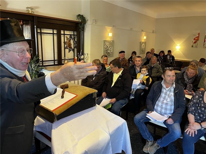 Der 87-jährige Auktionator Günter Poppe in Aktion. Fotos: Richter