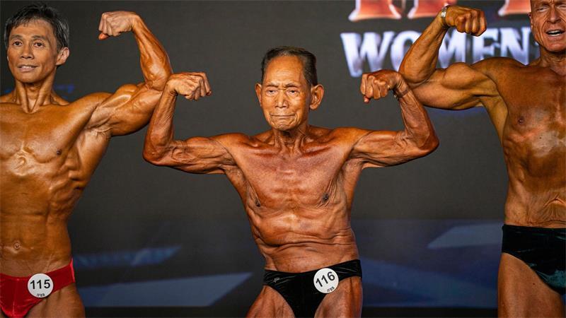 Der 90-jährige japanische Bodybuilder Toshisuke Kanazawa (M) nimmt an den IFBB-Weltmeisterschaften im Fitness und Bodybuilding 2026 in Santa Susanna in Spanien teil.