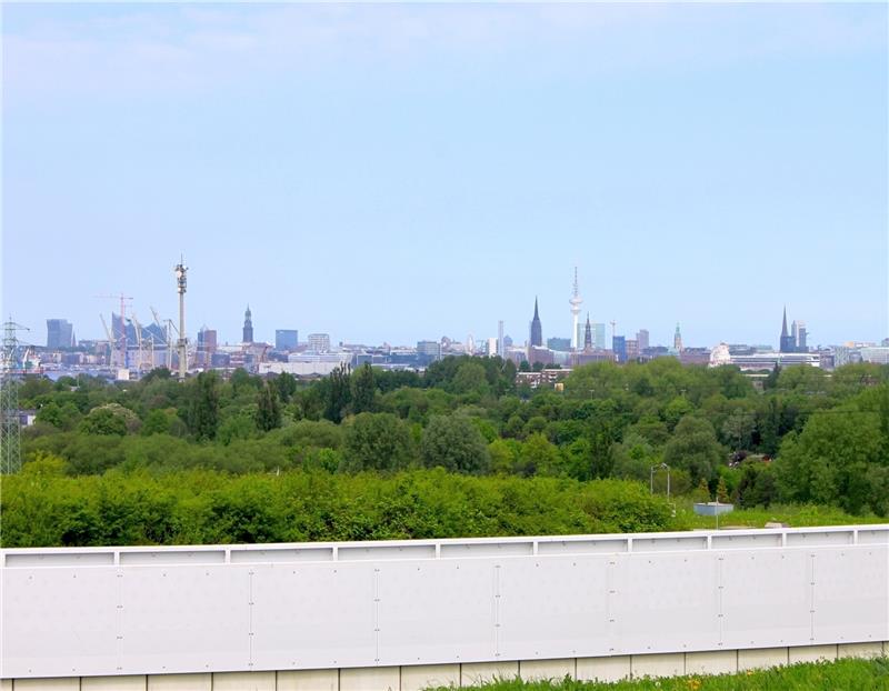 Der 900 Meter lange Horizontweg, ein Rundlaufsteg in 40 Meter Höhe angelegt, ist das Wahrzeichen des Energiebergs . Von hier aus ist ein 360-Grad-Blick über Hamburg und das Umland möglich. Fotos Infozentrum Energieberg Georgswerder