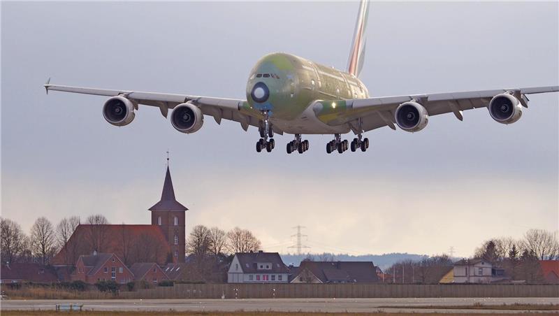 Der A380 im Landeanflug auf das Airbuswerk in Finkenwerder.