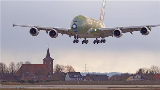 Der A380 im Landeanflug auf das Airbuswerk in Finkenwerder.