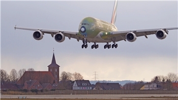 Der A380 im Landeanflug auf das Airbuswerk in Finkenwerder.