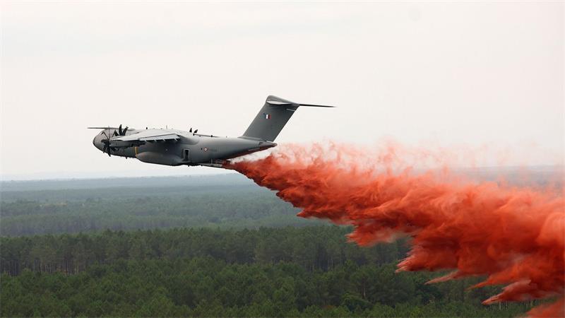 Bundeswehr plant Kauf von neuen Transportflugzeugen Der A400M kann auch zur Waldbrandbekämpfung genutzt werden, wie hier im Sommer in Frankreich. (Archivbild)