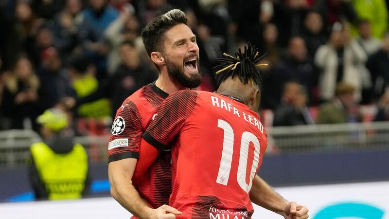 Der AC Mailand um Olivier Giroud (l) setzte sich gegen PSG durch.