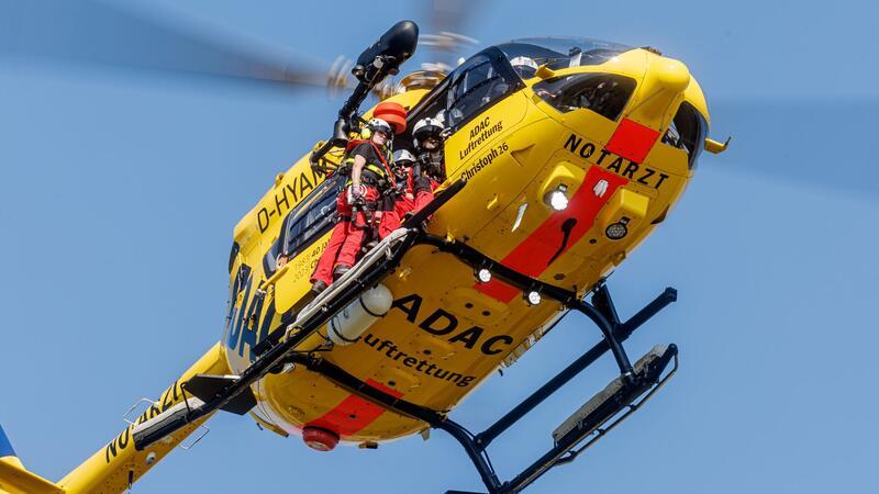 Der ADAC-Rettungshubschrauber ist bei einem Trainingsmanöver in der Luft.