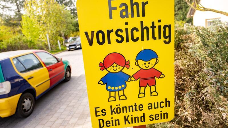 Der ADAC empfiehlt Eltern, den Schulweg mit Kindern zu üben. (Symbolbild)