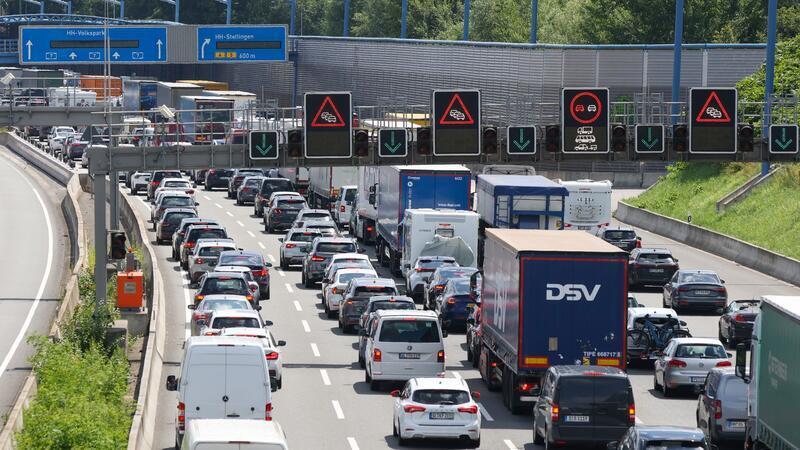 Der ADAC erwartet eines der staureichsten Wochenenden der Urlaubssaison. (Archivbild)