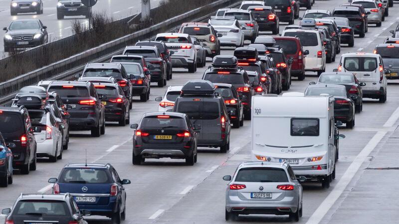 Der ADAC erwartet vor dem Weihnachtswochenende Staus auf vielen Autobahnen.