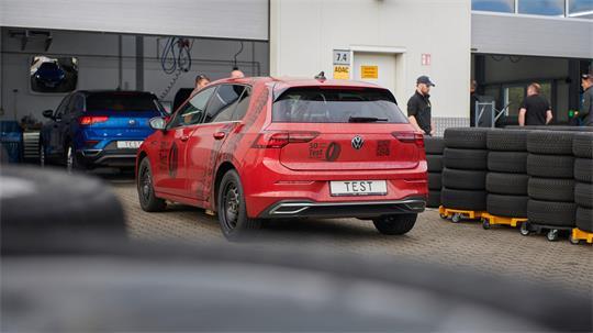 Der ADAC hat 16 Ganzjahresreifen getestet. 