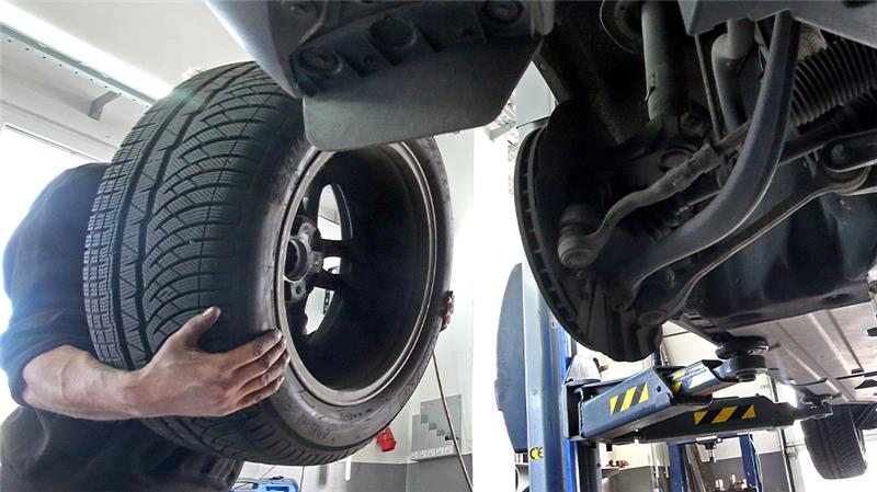 Welche Winterreifen der ADAC empfiehlt – Große Unterschiede bei Bremsweg und Verschleiß Der ADAC hat Winterreifen getestet. Foto: Wolfgang Kumm/dp