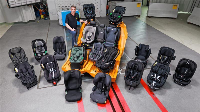 „Mangelhaft“ im Test: Warum der ADAC vor diesem Auto-Kindersitz warnt Der ADAC hat in seinem ersten Kindersitztest 2026 insgesamt 26 Modelle für unterschiedliche Altersklassen untersucht. (Auf dem Bild: ADAC Projektingenieur Andreas Ratzek)