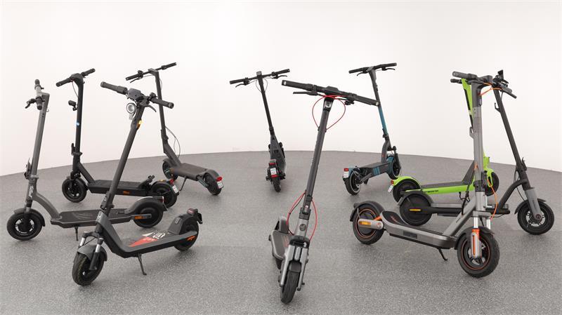 Der ADAC hat zehn aktuelle E-Scooter mit Straßenzulassung getestet - mit positivem Ergebnis.