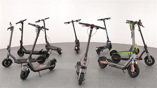 Der ADAC hat zehn aktuelle E-Scooter mit Straßenzulassung getestet - mit positivem Ergebnis.