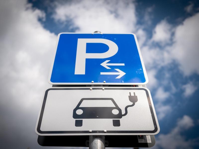 Der ADAC kritisiert uneinheitliche Regeln beim Parken an öffentlichen Stromladesäulen. Foto: Hendrik Schmidt/dpa-Zentralbild/dpa