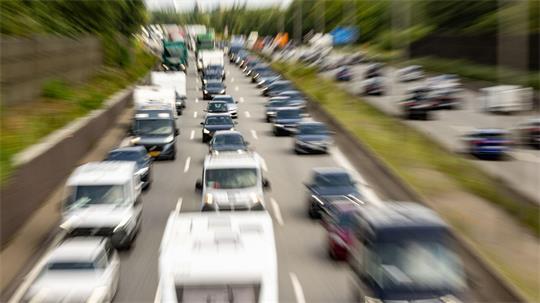 Der ADAC rechnete am Mittag mit rund 40 Minuten Zeitverlust auf der A1. (Symbolbild)