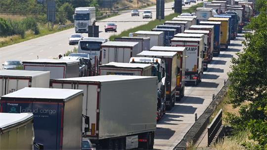 Der ADAC sagt für das Wochenende eine hohe Staugefahr voraus. (Archivbild)