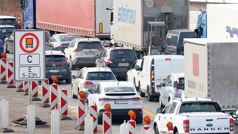 Der ADAC sagt für das Wochenende eine hohe Staugefahr voraus, natürlich auch vor dem Elbtunnel. (Archivbild)