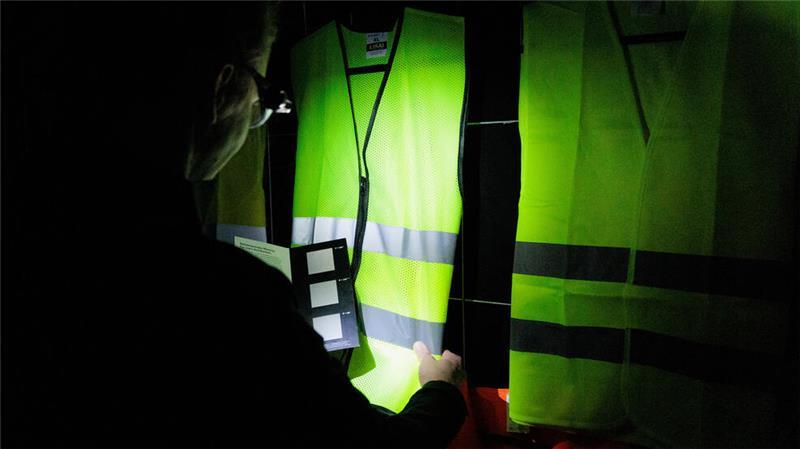 ADAC schlägt Alarm: Nur wenige Warnwesten erfüllen die Norm Der ADAC überprüfte 25 Warnwesten auf ihre retroreflektierende Leuchteigenschaft.