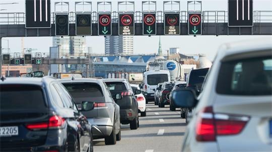 Der ADAC und der Auto Club Europa (ACE) rechnet am kommenden Feiertagswochenende mit Staus (Archivbild).