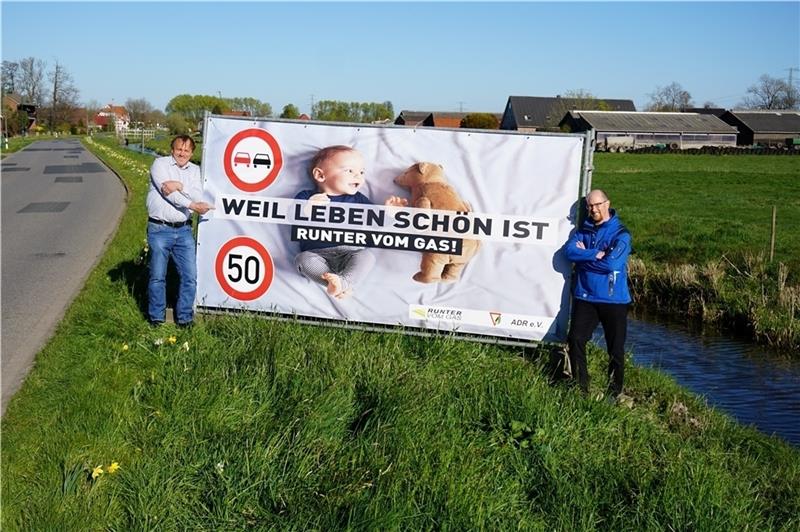 Der ADR-Vorsitzende Andreas Bartels (rechts) und Ortsvorsteher Uwe Klindtworth stellen die neuen Plakate an Rübkes Ortseingängen auf. Fotos: ADR