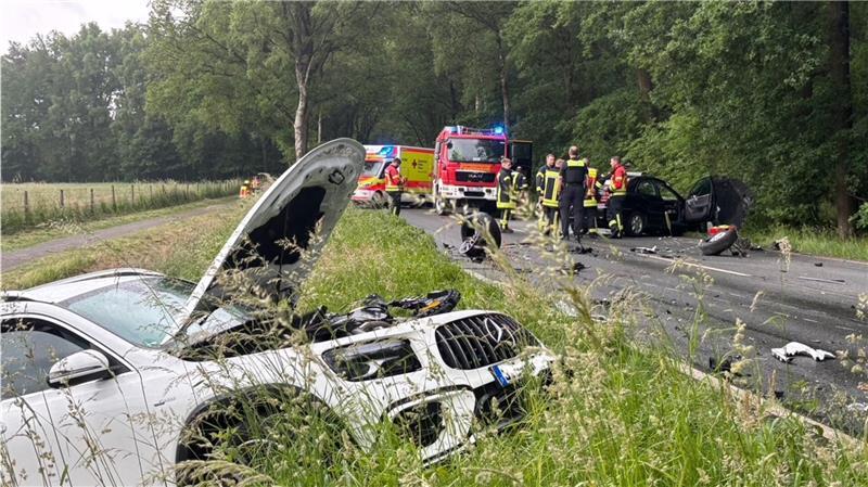Vier Fahrzeuge kollidieren auf L124 bei Harsefeld – Hubschraubereinsatz Der AMG konnte dem Mercedes C180 nicht mehr ausweichen. Nach dem Frontalzusammenstoß landete das Fahrzeug im Graben.