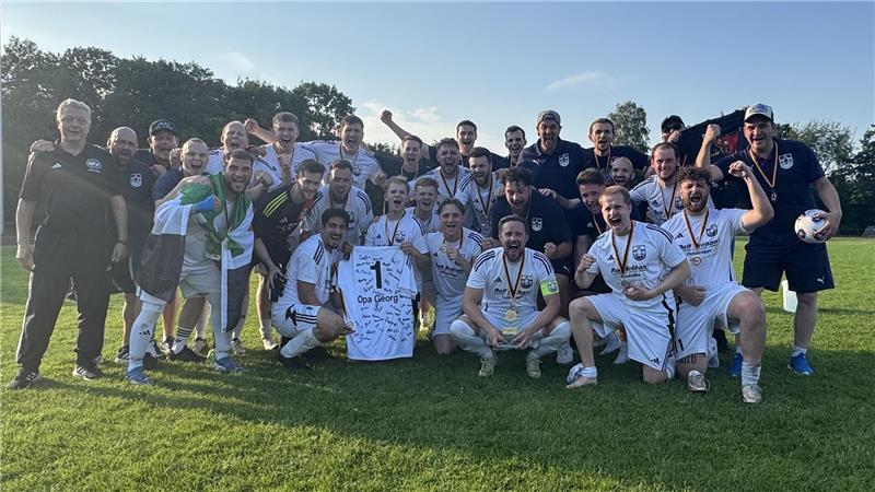 Hitzeschlachten beim Kreispokal - Spannung und Drama in den Finals Der ASC Cranz-Estebrügge II (2. Kreisklasse) feiert den Plaketten-Sieg nach einem super spannenden Finale gegen die SV Ahlerstedt/Ottendorf IV (Absteiger 1. Kreisklasse). Der ASC erzwang das Elfmeterschießen.