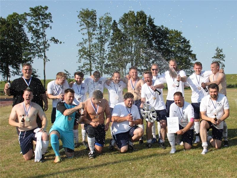 ASC III feiert hart erkämpften Titel – mit einem kleinen Makel Der ASC Cranz-Estebrügge III feiert in Freiburg den hart erkämpften 2:1-Sieg und die Meisterschaft in der 4. Kreisklasse. Fotos: Bröhan