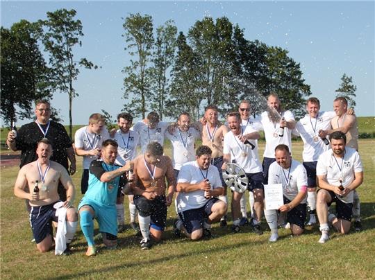 Der ASC Cranz-Estebrügge III feiert in Freiburg den hart erkämpften 2:1-Sieg und die Meisterschaft in der 4. Kreisklasse. Fotos: Bröhan