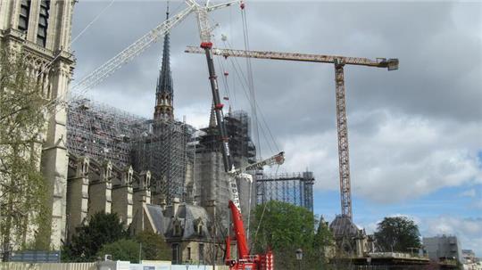 Der Abbau des Baugerüsts an der Pariser Kathedrale Notre-Dame schreitet voran. Die Wiedereröffnung ist für den 8. Dezember geplant. Um den Besucherandrang zu bewältigen, führt die Diözese von Paris nun Online-Reservierungen ein.