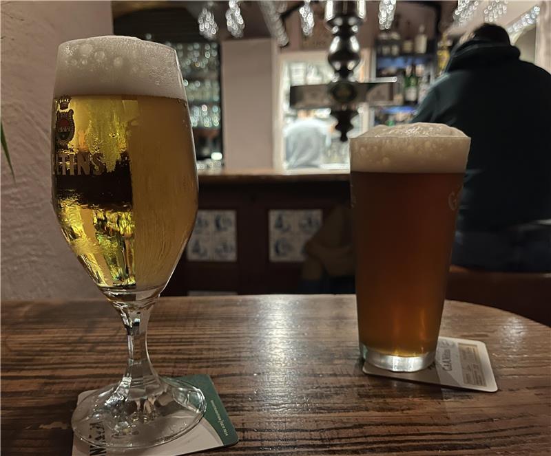 Auf Kneipentour: Eine überraschend lange Nacht in Stade Der Abend beginnt im Fuerkiek - das Bier schmeckt.