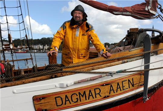 Der Abenteurer und Klima-Aktivist Arved Fuchs steht nach der Rückkehr von seiner dritten Grönland-Expedition im Flensburger Hafen auf seinem Schiff «Dagmar Aaen». Fuchs feiert am 26.04.2023 seinen 70. Geburtstag. Foto: Carsten Rehder/dpa