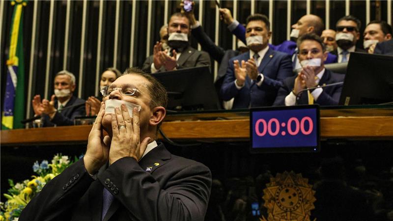 Bilder des Tages Der Abgeordnete Sostenes Cavalcante (vorne) und Oppositionspolitiker halten während einer Sitzung der Abgeordnetenkammer i Brasilia eine Protestaktion ab.