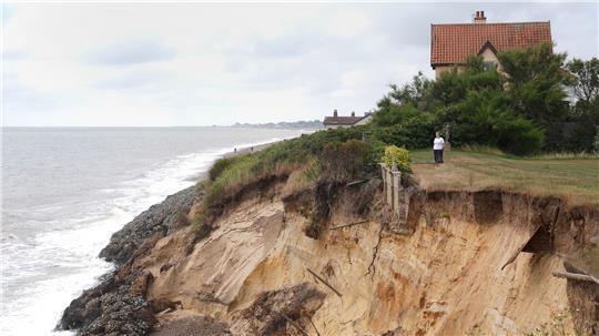 Der Abgrund rückt näher: Im englischen Thorpeness schreitet die Küstenerosion immer weiter voran. Dem fast 100 Jahre alten Haus droht deshalb der Abriss. 