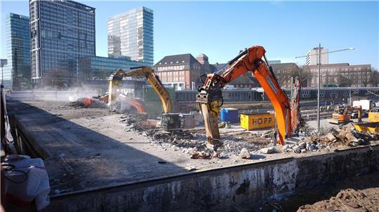 Der Abriss der Berlinertordammbrücke soll an diesem Wochenende abgeschlossen werden. (Archivbild)