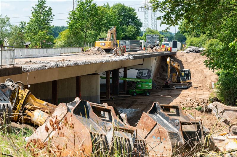 57-Stunden-Sperrung der A7 - Brückenabriss angelaufen Der Abriss der maroden Brücke über die A7, verbunden mit einer Vollsperrung der Autobahn bei Rendsburg, ist planmäßig angelaufen. Foto: Jonas Walzberg/dpa