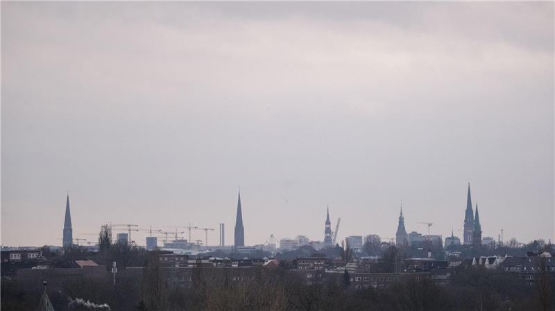Der Abriss des Turmhelms der Hamburger Jacobikirche wird die Silhouette Hamburgs verändern. (Archivbild)
