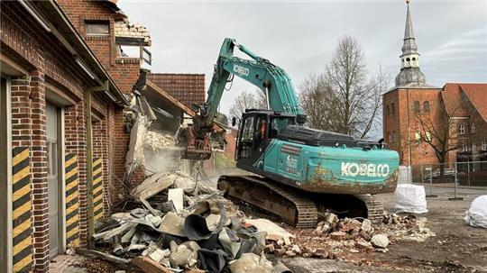 Der Abriss des alten Feuerwehrgerätehauses an der Bleiche in Horneburg hat am Montag begonnen.