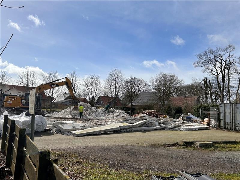 Bagger zerlegt ehemaligen Markt in Hammah - Lokaler Interessent für Grundstück Der Abrissbagger hat am ehemaligen Lebensmittelmarkt in Hammah ganze Arbeit geleistet. Foto: Klempow