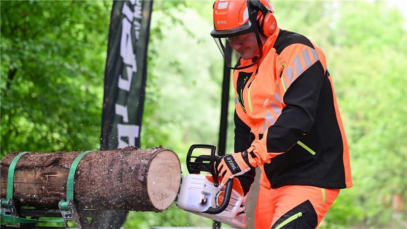 Der Absatz von Stihl-Akkugeräten war zuletzt gewachsen. Vorstands-Chef Traub sägt bei der Bilanz-Pressekonferenz mit einer neuen Stihl-Akkusäge einen Baumstamm.