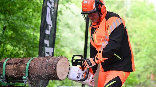 Der Absatz von Stihl-Akkugeräten war zuletzt gewachsen. Vorstands-Chef Traub sägt bei der Bilanz-Pressekonferenz mit einer neuen Stihl-Akkusäge einen Baumstamm.