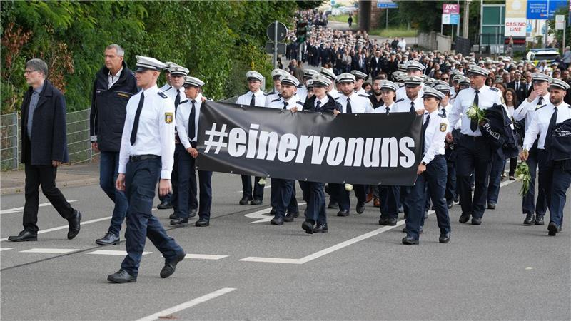 Tiefe Trauer im Saarland - Abschied von getötetem Polizisten Der Abschied mache „unendlich traurig“, sagte der Pfarrer