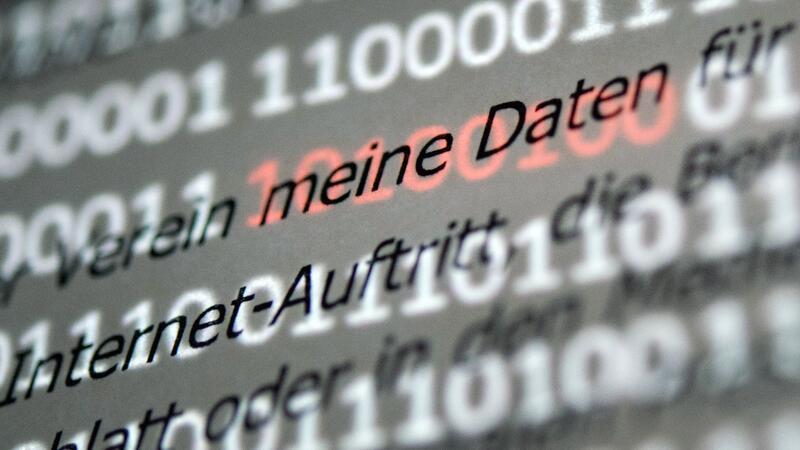 Verstöße beim Datenschutz: Sechstellige Geldstrafen Der Abschnitt „meine Daten“ einer Musterdatenschutzerklärung wird von roten Einsen und Nullen hervorgehoben, die auf einem Bildschirm zu sehen sind.