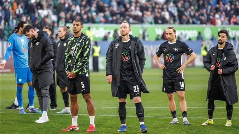Der Abstieg droht: Die Spieler des VfL Wolfsburg nach dem 0:1 gegen Werder Bremen.