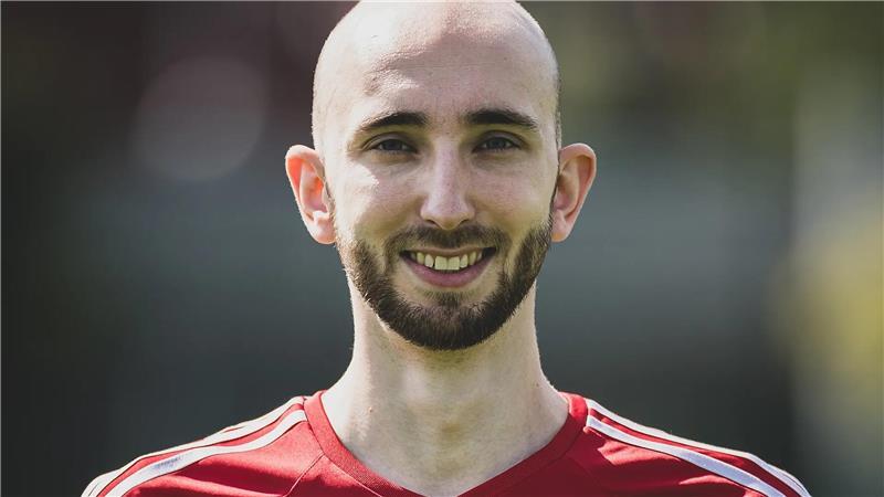 Der Abwehrspieler kann es auch zwischen den Pfosten Der Abwehrspieler Tim Renken muss beim TuS Jork als Torhüter einspringen.