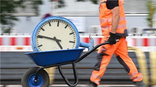 Der Achtstundentag soll nach Plänen des Bundesarbeitsministeriums grundsätzlich beibehalten werden. (Symbolbild)