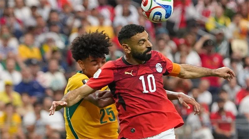 Premierensieg im Elfer-Drama: Salahs Ägypten im Achtelfinale Der Ägypter Mohamed Salah (r) hatte gegen die Australier einen schweren Stand.