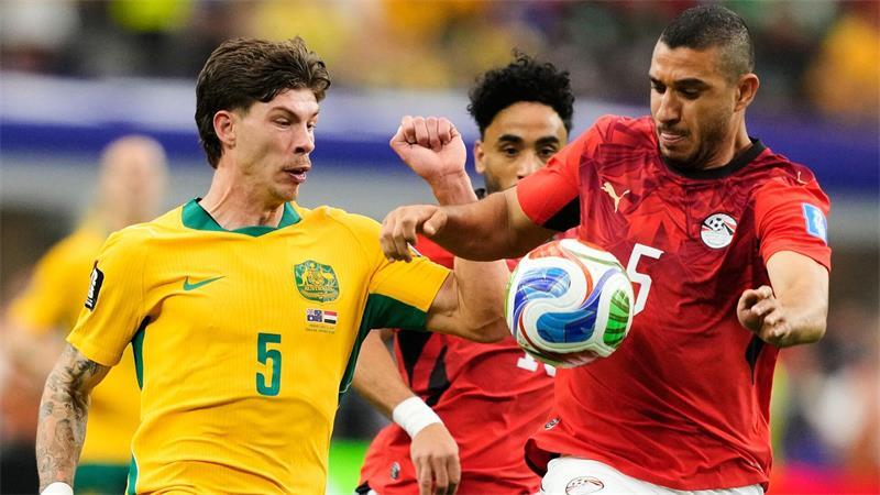 Premierensieg im Elfer-Drama: Salahs Ägypten im Achtelfinale Der Ägypter Ramy Rabia (r) und der Australier Jordan Bos kämpfen um den Ball.